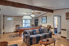 Ooltewah Cabin w/ Grill, Pool Table & Porch!