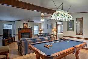 Ooltewah Cabin w/ Grill, Pool Table & Porch!