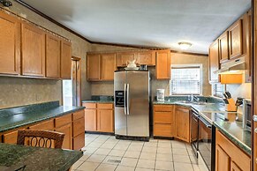 Ooltewah Cabin w/ Grill, Pool Table & Porch!