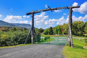 Hunter Hideaway w/ Yard & Deck: 3 Mi to Ski Slopes