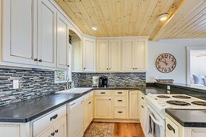Maggie Valley Gem w/ Blue Ridge Mtn View + Hot Tub