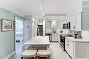 Coastal Downtown Naples Condo - Walk to the Beach!