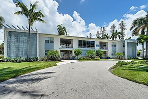 Coastal Downtown Naples Condo - Walk to the Beach!