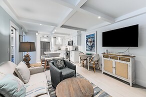 Coastal Downtown Naples Condo - Walk to the Beach!