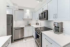 Coastal Downtown Naples Condo - Walk to the Beach!