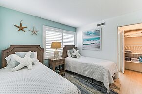 Coastal Downtown Naples Condo - Walk to the Beach!