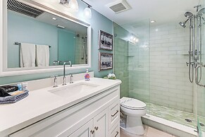 Coastal Downtown Naples Condo - Walk to the Beach!