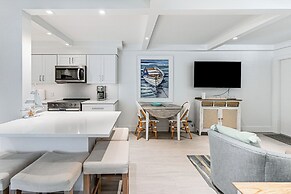 Coastal Downtown Naples Condo - Walk to the Beach!