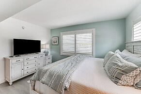 Coastal Downtown Naples Condo - Walk to the Beach!