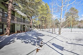 Steps to Golf Course: Condo w/ Grill in Pinetop!