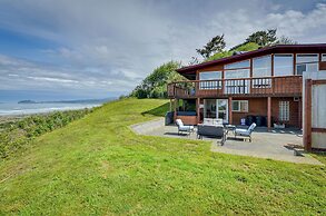 Mckinleyville Getaway w/ Hot Tub & Ocean Views!