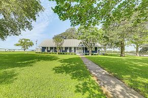 Pickleball Court & Pool: Schulenburg Farmhouse