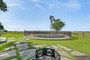 Pickleball Court & Pool: Schulenburg Farmhouse