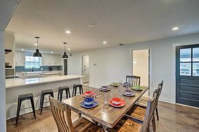 Pickleball Court & Pool: Schulenburg Farmhouse