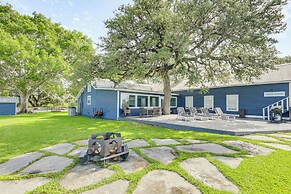 Pickleball Court & Pool: Schulenburg Farmhouse