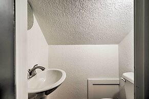 Pickleball Court & Pool: Schulenburg Farmhouse