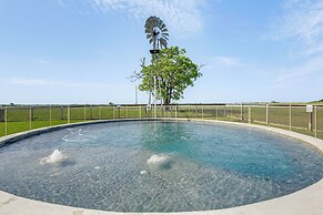 Pickleball Court & Pool: Schulenburg Farmhouse