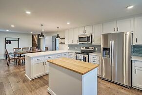 Pickleball Court & Pool: Schulenburg Farmhouse