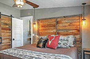 Rustic Chic Home: 10 Mi to Otter Creek State Park!