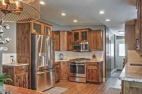 Rustic Chic Home: 10 Mi to Otter Creek State Park!