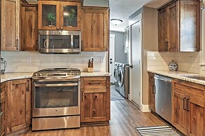 Rustic Chic Home: 10 Mi to Otter Creek State Park!