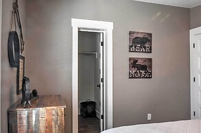 Rustic Chic Home: 10 Mi to Otter Creek State Park!