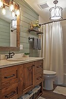 Rustic Chic Home: 10 Mi to Otter Creek State Park!
