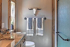 Rustic Chic Home: 10 Mi to Otter Creek State Park!