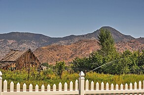 Rustic Chic Home: 10 Mi to Otter Creek State Park!