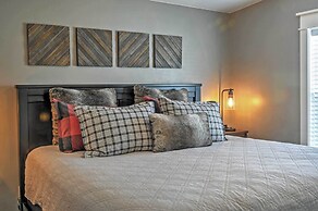 Rustic Chic Home: 10 Mi to Otter Creek State Park!