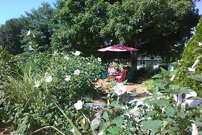 Large & Private Guest House Apt w/ Patio + Views!