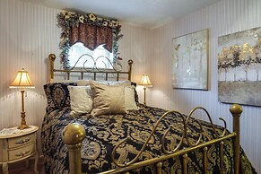 Large & Private Guest House Apt w/ Patio + Views!