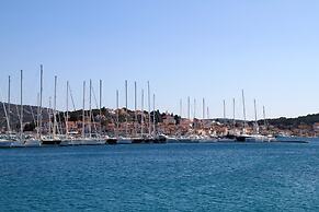 Seafront apt With Terrace, 4 Bedrooms and Mooring