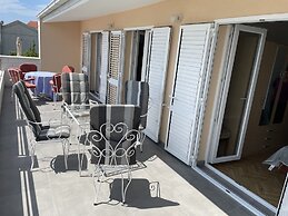 Seafront apt With Terrace, 4 Bedrooms and Mooring