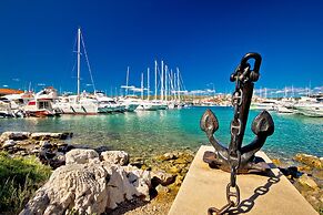 Seafront apt With Terrace, 4 Bedrooms and Mooring