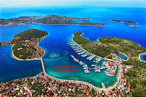 Seafront apt With Terrace, 4 Bedrooms and Mooring