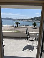 Seafront apt With Terrace, 4 Bedrooms and Mooring