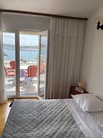 Seafront apt With Terrace, 4 Bedrooms and Mooring