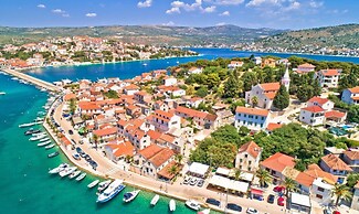 Seafront apt With Terrace, 4 Bedrooms and Mooring