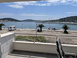 Seafront apt With Terrace, 4 Bedrooms and Mooring