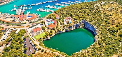 Seafront apt With Terrace, 4 Bedrooms and Mooring