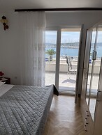 Seafront apt With Terrace, 4 Bedrooms and Mooring