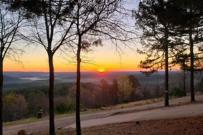 Broken Bow Cottage w/ Deck, Hot Tub & Fire Pit!