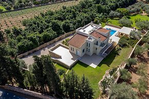Melitini in Souda With 7 Bedrooms and 6 Bathrooms