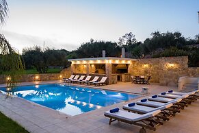 Melitini in Souda With 7 Bedrooms and 6 Bathrooms