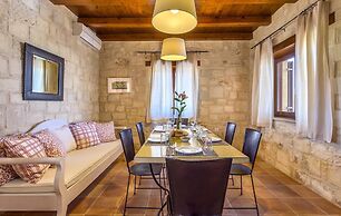 Emerald Villa 70m From the Beach