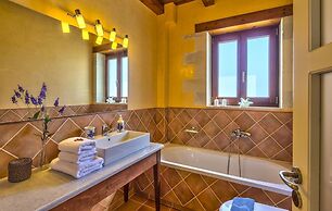 Emerald Villa 70m From the Beach