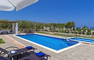 Emerald Villa 70m From the Beach