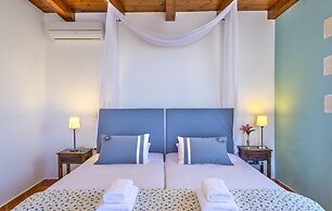 Emerald Villa 70m From the Beach