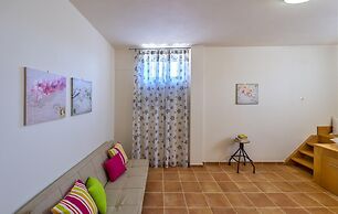 Emerald Villa 70m From the Beach